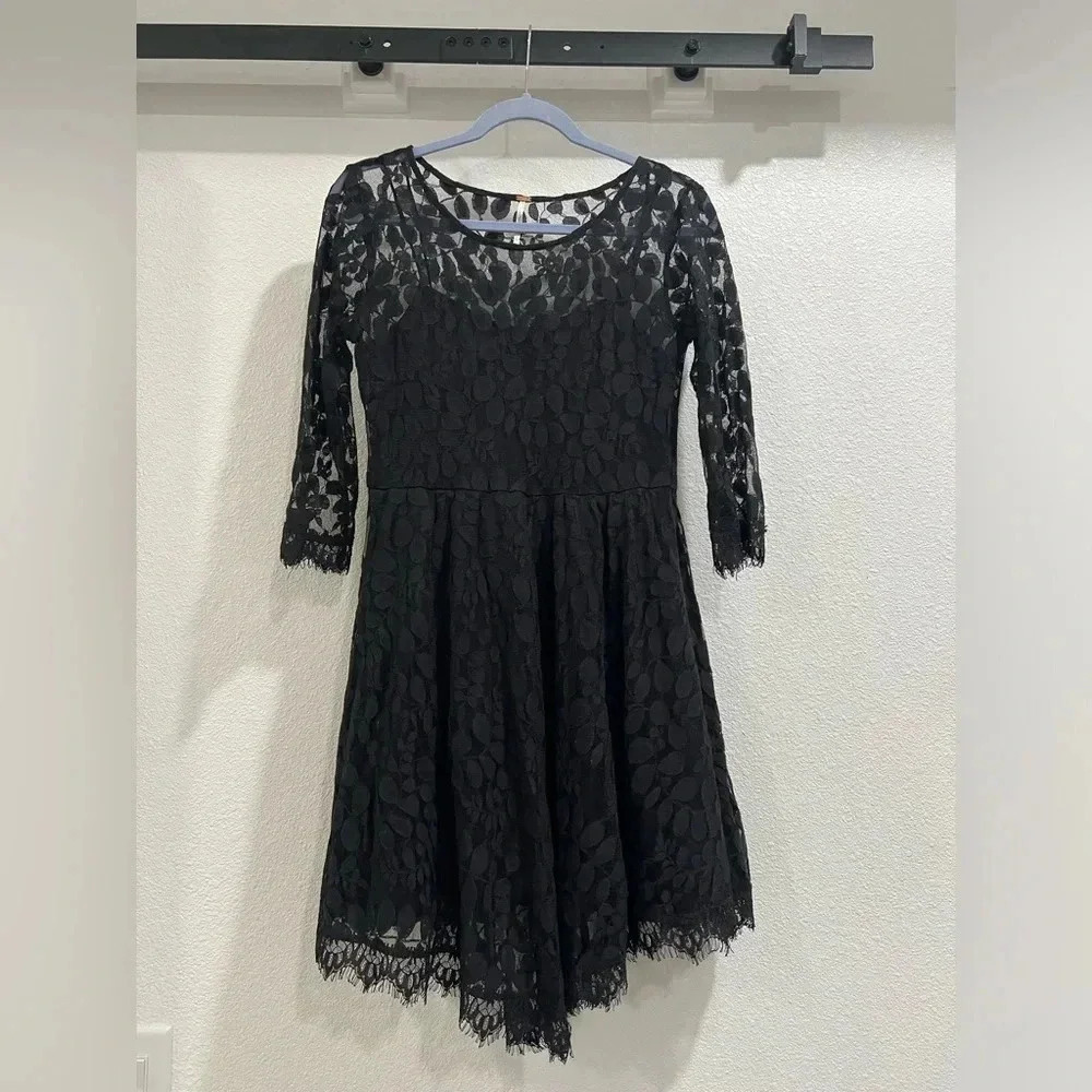Free People beautiful black lace mini. Attached full lining. Size 6